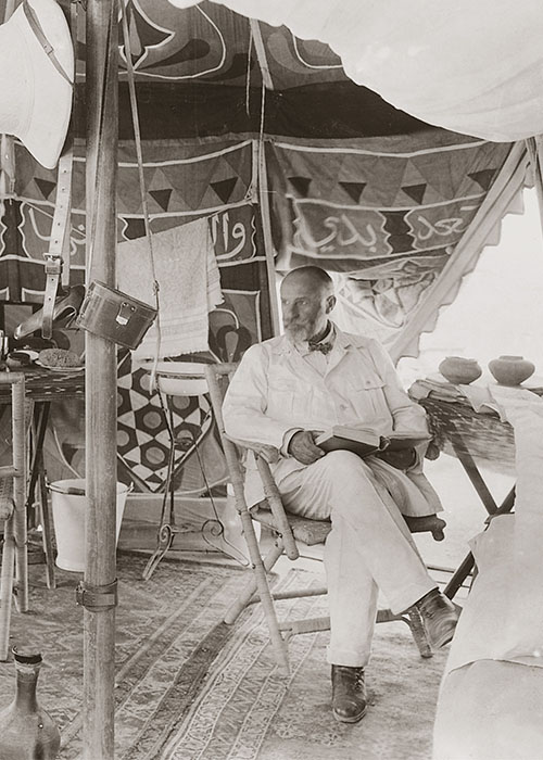 Der Ausgräber in seinem Zelt, Tell Halaf, 1929
