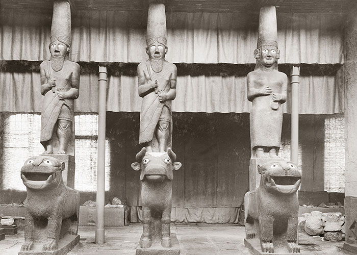Die Götter der rekonstruierten Eingangsfassade